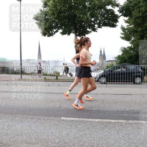 29.06.2025 - hella hamburg halbmarathon Lena Gebhardt http://msf.ph/oto/8460910 29.06.2025 10:31:55 Lombardsbrücke 1235, 1311, 1373, 1844, 1879, 2349, 2384, 2672, 2831, 2832, 2943, 3221, 3239, 3358, 3396, 3397, 3424, 3571, 3681, 3751, 3752, 3822, 4314, 4605, 4877, 4924, 4953, 5156, 5165, 5496, 5601, 5658, 5743, 5965, 6160, 6218, 6252, 6546, 6573, 6640, 6718, 6727, 7135, 7239, 7295, 7334, 7344, 7535, 7570, 7695, 7772, 7789, 7816, 7898, 8304, 8538, 8620, 8806, 9078, 9104, 9183, 9478, 9812, 9883, 10240, 10586, 11587, 13724, 17404, 17517 meine-sportfotos.de