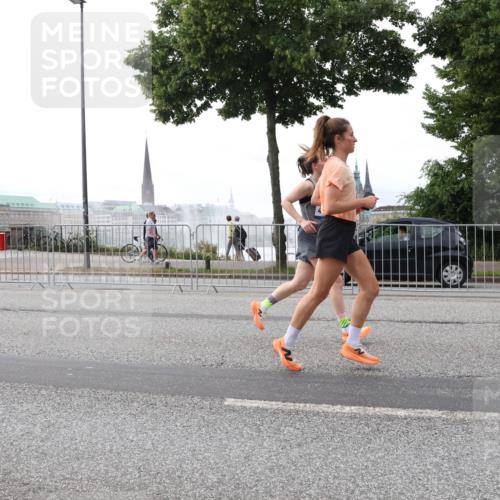 29.06.2025 - hella hamburg halbmarathon Lena Gebhardt http://msf.ph/oto/8460932 29.06.2025 10:31:55 Lombardsbrücke 1235, 1311, 1373, 1844, 1879, 2349, 2384, 2672, 2831, 2832, 2943, 3221, 3239, 3358, 3396, 3397, 3424, 3571, 3681, 3751, 3752, 3822, 4314, 4605, 4877, 4924, 4953, 5156, 5165, 5496, 5601, 5658, 5743, 5965, 6160, 6218, 6252, 6546, 6573, 6640, 6718, 6727, 7135, 7239, 7295, 7334, 7344, 7535, 7570, 7695, 7772, 7789, 7816, 7898, 8304, 8538, 8620, 8806, 9078, 9104, 9183, 9478, 9812, 9883, 10240, 10586, 11587, 13724, 17404, 17517 meine-sportfotos.de