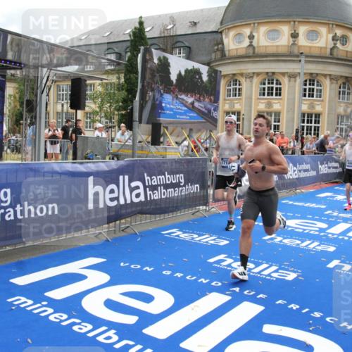29.06.2025 - hella hamburg halbmarathon Michael Strokosch http://msf.ph/oto/8460935 29.06.2025 10:32:48 Ziel 7965, 8062, 12987, 13686, 13961, 14028, 15054, 17117, 17151 meine-sportfotos.de