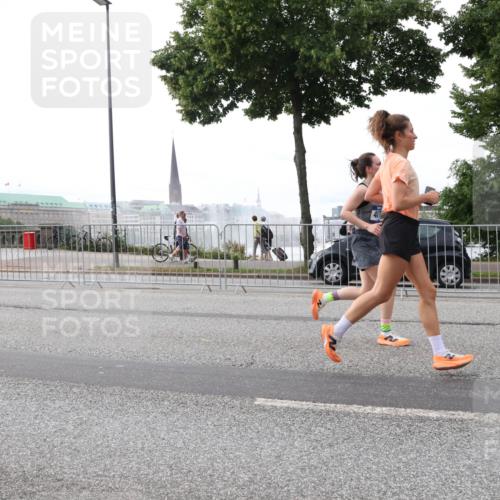 29.06.2025 - hella hamburg halbmarathon Lena Gebhardt http://msf.ph/oto/8460944 29.06.2025 10:31:55 Lombardsbrücke 1235, 1311, 1373, 1844, 1879, 2349, 2384, 2672, 2831, 2832, 2943, 3221, 3239, 3358, 3396, 3397, 3424, 3571, 3681, 3751, 3752, 3822, 4314, 4605, 4877, 4924, 4953, 5156, 5165, 5496, 5601, 5658, 5743, 5965, 6160, 6218, 6252, 6546, 6573, 6640, 6718, 6727, 7135, 7239, 7295, 7334, 7344, 7535, 7570, 7695, 7772, 7789, 7816, 7898, 8304, 8538, 8620, 8806, 9078, 9104, 9183, 9478, 9812, 9883, 10240, 10586, 11587, 13724, 17404, 17517 meine-sportfotos.de
