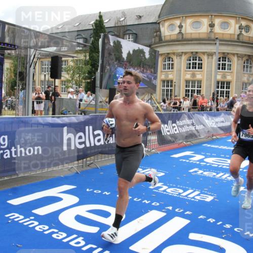 29.06.2025 - hella hamburg halbmarathon Michael Strokosch http://msf.ph/oto/8460992 29.06.2025 10:32:49 Ziel 7965, 8062, 12987, 13686, 13961, 14028, 15054, 16425, 17117, 17151 meine-sportfotos.de