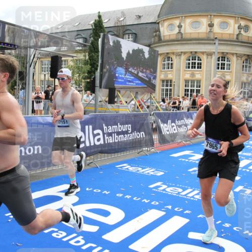 29.06.2025 - hella hamburg halbmarathon Michael Strokosch http://msf.ph/oto/8461025 29.06.2025 10:32:49 Ziel 7965, 8062, 12987, 13686, 13961, 14028, 15054, 16425, 17117, 17151 meine-sportfotos.de