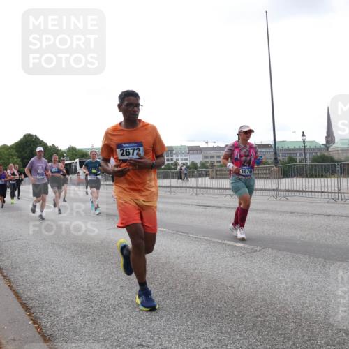 29.06.2025 - hella hamburg halbmarathon Lena Gebhardt http://msf.ph/oto/8461027 29.06.2025 10:31:56 Lombardsbrücke 3751, 1711, 2672, 1879, 1235, 1311, 1373, 1844, 1879, 1987, 2349, 2384, 2672, 2831, 2832, 2943, 3221, 3239, 3358, 3396, 3397, 3424, 3571, 3681, 3751, 3752, 3822, 4314, 4605, 4877, 4924, 4953, 5156, 5165, 5496, 5601, 5658, 5743, 5965, 6160, 6218, 6252, 6546, 6573, 6640, 6718, 6727, 7135, 7239, 7295, 7334, 7344, 7535, 7570, 7695, 7772, 7789, 7816, 7898, 8304, 8538, 8620, 8806, 9078, 9104, 9183, 9478, 9812, 9883, 10240, 10586, 13724, 17404, 17517 meine-sportfotos.de