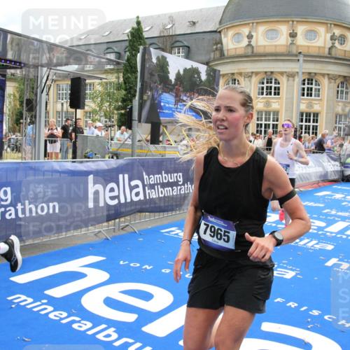 29.06.2025 - hella hamburg halbmarathon Michael Strokosch http://msf.ph/oto/8461051 29.06.2025 10:32:49 Ziel 7965, 8062, 12987, 13686, 13961, 14028, 15054, 16425, 17117, 17151 meine-sportfotos.de