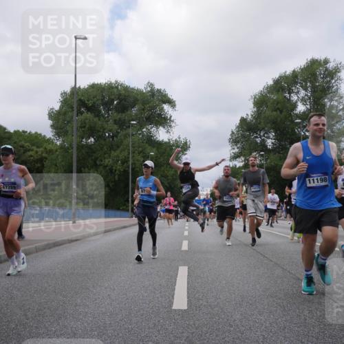 29.06.2025 - hella hamburg halbmarathon Luisa Fischer http://msf.ph/oto/8461201 29.06.2025 10:39:07 Kennedybrücke 17289, 7304, 16571, 16570, 11198, 117, 1336, 1717, 2352, 2588, 2827, 4413, 5531, 6845, 7111, 7275, 8356, 8947, 10047, 10567 meine-sportfotos.de