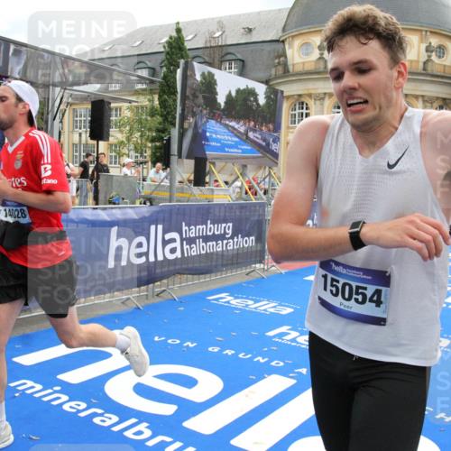 29.06.2025 - hella hamburg halbmarathon Michael Strokosch http://msf.ph/oto/8461343 29.06.2025 10:32:52 Ziel 4749, 6358, 8062, 10453, 13686, 14028, 15054, 16425, 18687 meine-sportfotos.de