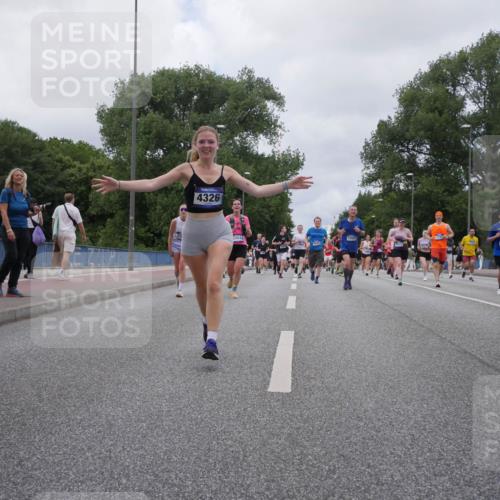29.06.2025 - hella hamburg halbmarathon Luisa Fischer http://msf.ph/oto/8461347 29.06.2025 10:39:11 Kennedybrücke 4326, 23, 18541, 10567, 171, 8356, 1036, 1336, 1717, 2352, 2588, 3741, 5012, 5531, 6021, 6381, 6845, 7111, 7275, 7927, 8356, 10047, 10119, 10567 meine-sportfotos.de