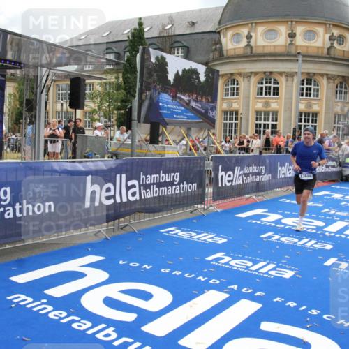 29.06.2025 - hella hamburg halbmarathon Michael Strokosch http://msf.ph/oto/8461366 29.06.2025 10:32:54 Ziel 4463, 4749, 6358, 10453, 12290, 13686, 14028, 15054, 16425, 18687, 19059 meine-sportfotos.de
