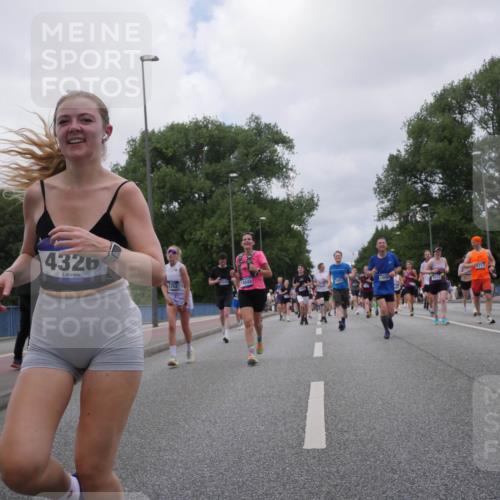 29.06.2025 - hella hamburg halbmarathon Luisa Fischer http://msf.ph/oto/8461378 29.06.2025 10:39:12 Kennedybrücke 4326, 2352, 18541, 1717, 1056, 8356, 1036, 1336, 1717, 2352, 2588, 3741, 5012, 5531, 6021, 6381, 6845, 6896, 7111, 7275, 7927, 8356, 10047, 10119, 10567 meine-sportfotos.de