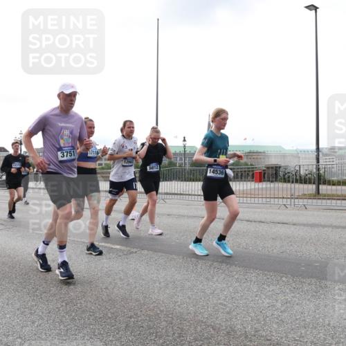 29.06.2025 - hella hamburg halbmarathon Lena Gebhardt http://msf.ph/oto/8461424 29.06.2025 10:31:59 Lombardsbrücke 3751, 17118, 12663, 12319, 9812, 14536, 1235, 1311, 1373, 1844, 1879, 1987, 2349, 2384, 2672, 2831, 2832, 2943, 3022, 3221, 3239, 3358, 3396, 3397, 3424, 3571, 3681, 3707, 3751, 3752, 3778, 3822, 4314, 4605, 4877, 4924, 4953, 5156, 5496, 5601, 5658, 5743, 5965, 6160, 6218, 6252, 6546, 6573, 6640, 6718, 6727, 7135, 7239, 7295, 7334, 7344, 7535, 7570, 7695, 7789, 7816, 7898, 8175, 8304, 8538, 8620, 8806, 9078, 9104, 9183, 9206, 9478, 9812, 9883, 10240, 13724, 17404, 17517 meine-sportfotos.de