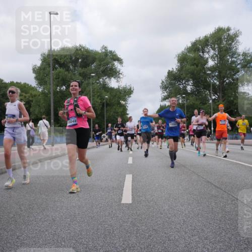 29.06.2025 - hella hamburg halbmarathon Luisa Fischer http://msf.ph/oto/8461437 29.06.2025 10:39:13 Kennedybrücke 18541, 6845, 10567, 1717, 5531, 1036, 1717, 2352, 2588, 3741, 5012, 5240, 5531, 6021, 6381, 6845, 6896, 7111, 7275, 7927, 8356, 10047, 10119, 10567 meine-sportfotos.de