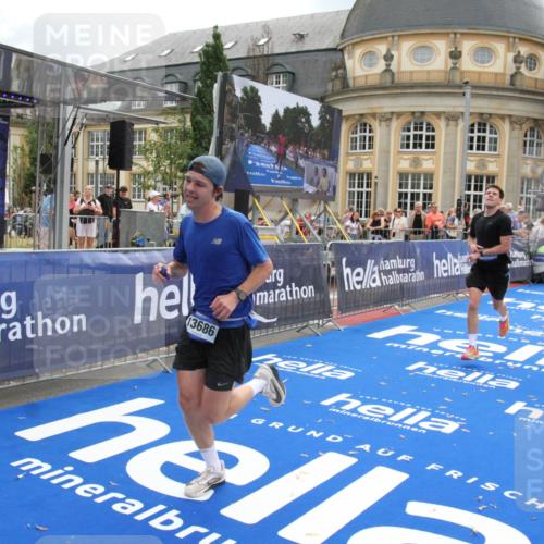 29.06.2025 - hella hamburg halbmarathon Michael Strokosch http://msf.ph/oto/8461452 29.06.2025 10:32:55 Ziel 4463, 4749, 6358, 10453, 12290, 13686, 16425, 18687, 19059 meine-sportfotos.de
