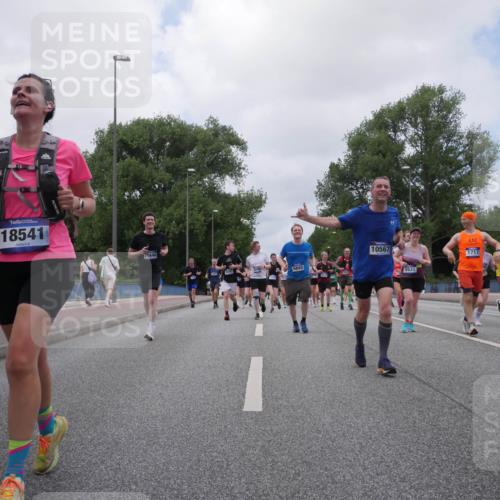 29.06.2025 - hella hamburg halbmarathon Luisa Fischer http://msf.ph/oto/8461457 29.06.2025 10:39:14 Kennedybrücke 18541, 11646, 10567, 1717, 15587, 5531, 1036, 1717, 2352, 2588, 3741, 5012, 5240, 5531, 6021, 6381, 6845, 6896, 7111, 7275, 7927, 8356, 10047, 10119, 10336, 10341, 10567 meine-sportfotos.de
