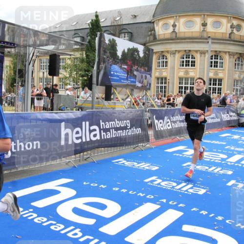29.06.2025 - hella hamburg halbmarathon Michael Strokosch http://msf.ph/oto/8461465 29.06.2025 10:32:55 Ziel 4463, 4749, 6358, 10453, 12290, 13686, 16425, 18687, 19059 meine-sportfotos.de