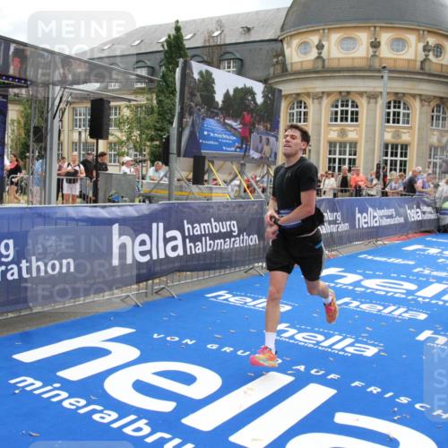 29.06.2025 - hella hamburg halbmarathon Michael Strokosch http://msf.ph/oto/8461479 29.06.2025 10:32:56 Ziel 4463, 4749, 6358, 10453, 12290, 13686, 16425, 18687, 19059 meine-sportfotos.de