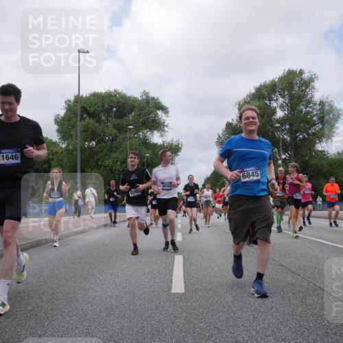 29.06.2025 - hella hamburg halbmarathon Luisa Fischer http://msf.ph/oto/8461583 29.06.2025 10:39:17 Kennedybrücke 11646, 13318, 609, 6092, 13505, 6845, 3741, 18479, 6021, 1036, 1183, 1717, 2352, 2588, 3741, 3990, 4902, 5012, 5240, 5531, 6021, 6381, 6845, 6896, 7111, 7927, 8356, 10119, 10336, 10341, 10567 meine-sportfotos.de