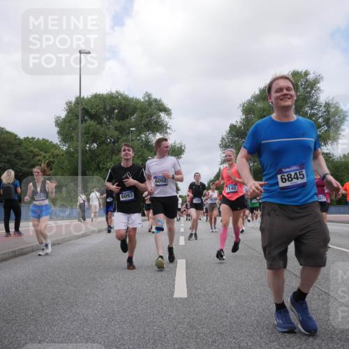 29.06.2025 - hella hamburg halbmarathon Luisa Fischer http://msf.ph/oto/8461600 29.06.2025 10:39:17 Kennedybrücke 13318, 6093, 6092, 13505, 7140, 6845, 6021, 5012, 1036, 1183, 1717, 2352, 2588, 3741, 3990, 4902, 5012, 5240, 5531, 6021, 6381, 6845, 6896, 7111, 7927, 8356, 10119, 10336, 10341, 10567 meine-sportfotos.de
