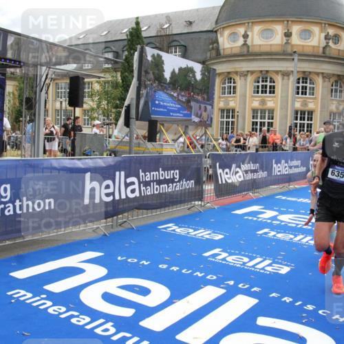 29.06.2025 - hella hamburg halbmarathon Michael Strokosch http://msf.ph/oto/8461625 29.06.2025 10:32:58 Ziel 4463, 4749, 6358, 10453, 12290, 16425, 18679, 18687, 19059 meine-sportfotos.de