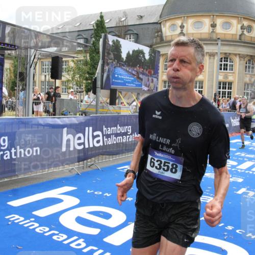 29.06.2025 - hella hamburg halbmarathon Michael Strokosch http://msf.ph/oto/8461669 29.06.2025 10:32:59 Ziel 4463, 4749, 6358, 10453, 12290, 18679, 18687, 19059 meine-sportfotos.de
