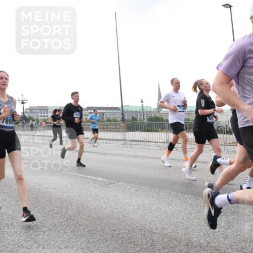 29.06.2025 - hella hamburg halbmarathon Lena Gebhardt http://msf.ph/oto/8461706 29.06.2025 10:31:59 Lombardsbrücke 12319, 1898, 3358, 17342, 981, 375, 1235, 1311, 1373, 1844, 1879, 1987, 2349, 2384, 2672, 2831, 2832, 2943, 3022, 3221, 3239, 3358, 3396, 3397, 3424, 3571, 3681, 3707, 3751, 3752, 3778, 3822, 4314, 4605, 4877, 4924, 4953, 5156, 5496, 5601, 5658, 5743, 5965, 6160, 6218, 6252, 6546, 6573, 6640, 6718, 6727, 7135, 7239, 7295, 7334, 7344, 7535, 7570, 7695, 7789, 7816, 7898, 8175, 8304, 8538, 8620, 8806, 9078, 9104, 9183, 9206, 9478, 9812, 9883, 10240, 13724, 17404, 17517 meine-sportfotos.de
