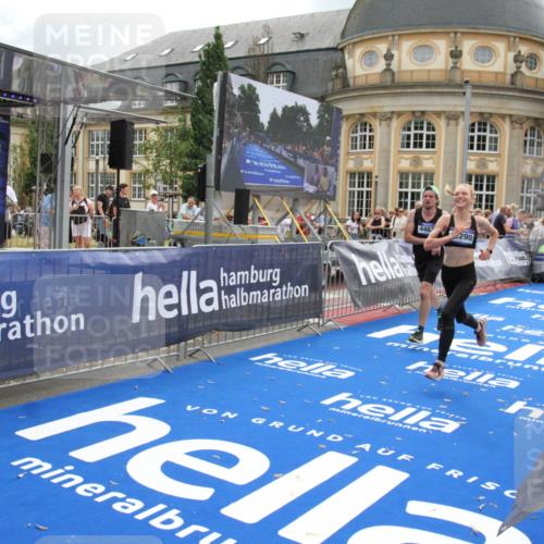 29.06.2025 - hella hamburg halbmarathon Michael Strokosch http://msf.ph/oto/8461717 29.06.2025 10:33:00 Ziel 4463, 4749, 6358, 10453, 11169, 12290, 18679, 19059 meine-sportfotos.de