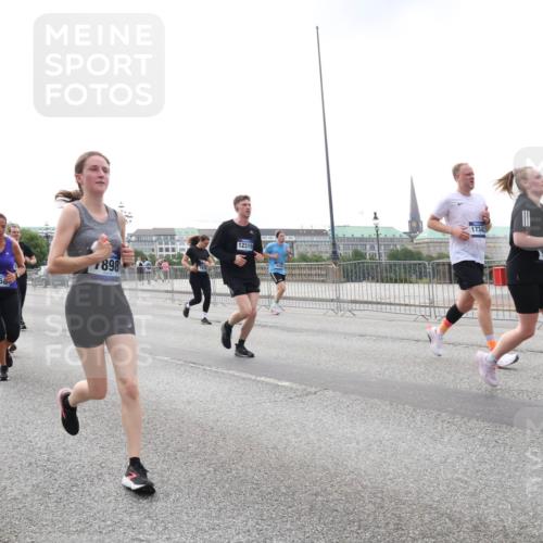 29.06.2025 - hella hamburg halbmarathon Lena Gebhardt http://msf.ph/oto/8461721 29.06.2025 10:32:00 Lombardsbrücke 358, 898, 12319, 1734, 981, 1235, 1311, 1373, 1844, 1879, 1987, 2349, 2384, 2672, 2831, 2832, 2943, 3022, 3221, 3239, 3358, 3396, 3397, 3424, 3571, 3681, 3707, 3751, 3752, 3778, 3822, 4314, 4365, 4605, 4877, 4924, 4953, 5156, 5496, 5601, 5658, 5743, 5965, 6160, 6218, 6252, 6546, 6573, 6640, 6718, 6727, 7135, 7239, 7295, 7334, 7344, 7535, 7570, 7695, 7789, 7816, 7898, 8175, 8304, 8538, 8620, 8806, 9078, 9104, 9183, 9206, 9478, 9812, 9883, 10240, 13724, 17404, 17517 meine-sportfotos.de