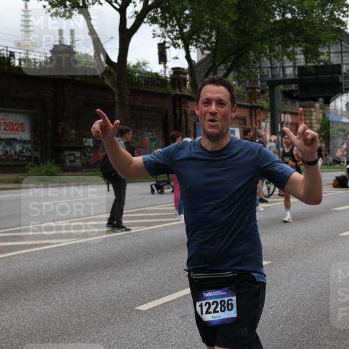 29.06.2025 - hella hamburg halbmarathon Yannick Fuchs http://msf.ph/oto/8461799 29.06.2025 10:56:50 20KM 1114, 1126, 1194, 1212, 1420, 1427, 1531, 1674, 1851, 2447, 2582, 2683, 2911, 3001, 3182, 3248, 3625, 3740, 4389, 4511, 5763, 6311, 6602, 6752, 6966, 7453, 7869, 8068, 8176, 8721, 8730, 9306, 11180, 11310, 12004, 12008, 12286, 12571, 12836, 12978, 13739, 13874, 13939, 14348, 14677, 14917, 16688, 17096, 17119, 17142, 17818, 18382, 18530 meine-sportfotos.de