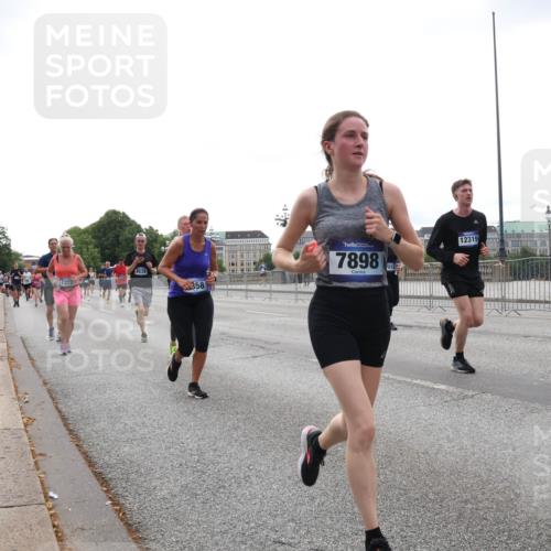 29.06.2025 - hella hamburg halbmarathon Lena Gebhardt http://msf.ph/oto/8461801 29.06.2025 10:32:00 Lombardsbrücke 8538, 358, 7898, 12319, 1235, 1311, 1373, 1844, 1879, 1987, 2349, 2384, 2672, 2831, 2832, 2943, 3022, 3221, 3239, 3358, 3396, 3397, 3424, 3571, 3681, 3707, 3751, 3752, 3778, 3822, 4314, 4365, 4605, 4877, 4924, 4953, 5156, 5496, 5601, 5658, 5743, 5965, 6160, 6218, 6252, 6546, 6573, 6640, 6718, 6727, 7135, 7239, 7295, 7334, 7344, 7535, 7570, 7695, 7789, 7816, 7898, 8175, 8304, 8538, 8620, 8806, 9078, 9104, 9183, 9206, 9478, 9812, 9883, 10240, 13724, 17404, 17517 meine-sportfotos.de