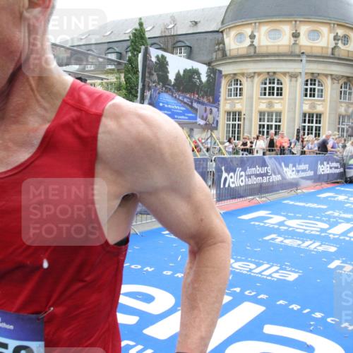 29.06.2025 - hella hamburg halbmarathon Michael Strokosch http://msf.ph/oto/8461821 29.06.2025 10:33:01 Ziel 4463, 4749, 10453, 11169, 12290, 18679, 19059 meine-sportfotos.de
