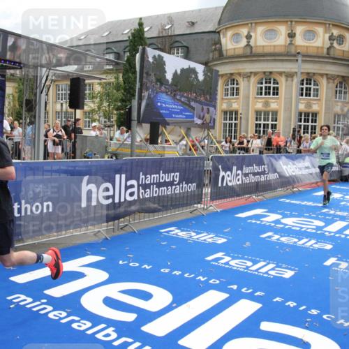 29.06.2025 - hella hamburg halbmarathon Michael Strokosch http://msf.ph/oto/8461959 29.06.2025 10:33:05 Ziel 11169, 17802, 18679 meine-sportfotos.de