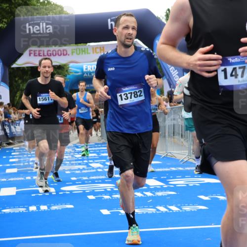 29.06.2025 - hella hamburg halbmarathon Strokosch-Dieckow http://msf.ph/oto/8462017 29.06.2025 10:47:20 Ziel 51, 1012, 2274, 2839, 2864, 2869, 5024, 5532, 5650, 6134, 6168, 6203, 8693, 9305, 10208, 10211, 10423, 11077, 11491, 11518, 13672, 13782, 14722, 15350, 15611, 15923, 16089, 16286, 16819, 18758, 18856, 18974 meine-sportfotos.de