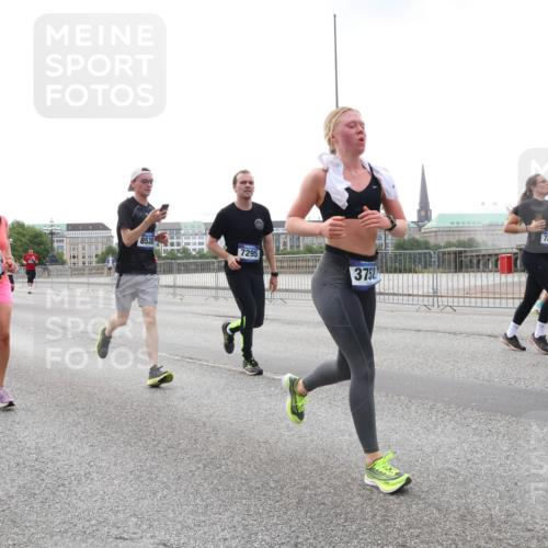 29.06.2025 - hella hamburg halbmarathon Lena Gebhardt http://msf.ph/oto/8462109 29.06.2025 10:32:02 Lombardsbrücke 8538, 3239, 7295, 3752, 7816, 1842, 33333, 1235, 1311, 1373, 1844, 1879, 1987, 2349, 2384, 2672, 2831, 2832, 2943, 3022, 3221, 3239, 3358, 3396, 3397, 3424, 3571, 3681, 3707, 3751, 3752, 3778, 3822, 4314, 4365, 4605, 4877, 4924, 4953, 5156, 5496, 5601, 5658, 5743, 5965, 6160, 6218, 6252, 6573, 6640, 6718, 6727, 7135, 7239, 7295, 7334, 7344, 7535, 7570, 7695, 7789, 7816, 7898, 8124, 8175, 8304, 8538, 8620, 8787, 8806, 9078, 9104, 9125, 9183, 9206, 9478, 9812, 9883, 10240 meine-sportfotos.de