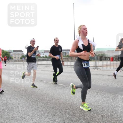 29.06.2025 - hella hamburg halbmarathon Lena Gebhardt http://msf.ph/oto/8462152 29.06.2025 10:32:02 Lombardsbrücke 3239, 8538, 3752, 7816, 1235, 1311, 1373, 1844, 1879, 1987, 2349, 2384, 2672, 2831, 2832, 2943, 3022, 3221, 3239, 3358, 3396, 3397, 3424, 3571, 3681, 3707, 3751, 3752, 3778, 3822, 4314, 4365, 4605, 4877, 4924, 4953, 5156, 5496, 5601, 5658, 5743, 5965, 6160, 6218, 6252, 6573, 6640, 6718, 6727, 7135, 7239, 7295, 7334, 7344, 7535, 7570, 7695, 7789, 7816, 7898, 8124, 8175, 8304, 8538, 8620, 8787, 8806, 9078, 9104, 9125, 9183, 9206, 9478, 9812, 9883, 10240 meine-sportfotos.de