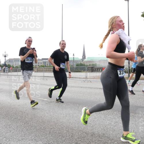 29.06.2025 - hella hamburg halbmarathon Lena Gebhardt http://msf.ph/oto/8462186 29.06.2025 10:32:02 Lombardsbrücke 1373, 8538, 7295, 37, 18, 1235, 1311, 1373, 1844, 1879, 1987, 2349, 2384, 2672, 2831, 2832, 2943, 3022, 3221, 3239, 3358, 3396, 3397, 3424, 3571, 3681, 3707, 3751, 3752, 3778, 3822, 4314, 4365, 4605, 4877, 4924, 4953, 5156, 5496, 5601, 5658, 5743, 5965, 6160, 6218, 6252, 6573, 6640, 6718, 6727, 7135, 7239, 7295, 7334, 7344, 7535, 7570, 7695, 7789, 7816, 7898, 8124, 8175, 8304, 8538, 8620, 8787, 8806, 9078, 9104, 9125, 9183, 9206, 9478, 9812, 9883, 10240 meine-sportfotos.de