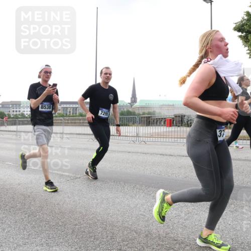 29.06.2025 - hella hamburg halbmarathon Lena Gebhardt http://msf.ph/oto/8462236 29.06.2025 10:32:02 Lombardsbrücke 1373, 8538, 7295, 37, 1235, 1311, 1373, 1844, 1879, 1987, 2349, 2384, 2672, 2831, 2832, 2943, 3022, 3221, 3239, 3358, 3396, 3397, 3424, 3571, 3681, 3707, 3751, 3752, 3778, 3822, 4314, 4365, 4605, 4877, 4924, 4953, 5156, 5496, 5601, 5658, 5743, 5965, 6160, 6218, 6252, 6573, 6640, 6718, 6727, 7135, 7239, 7295, 7334, 7344, 7535, 7570, 7695, 7789, 7816, 7898, 8124, 8175, 8304, 8538, 8620, 8787, 8806, 9078, 9104, 9125, 9183, 9206, 9478, 9812, 9883, 10240 meine-sportfotos.de