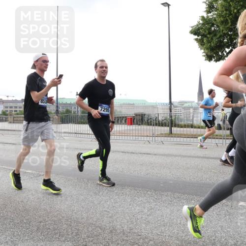 29.06.2025 - hella hamburg halbmarathon Lena Gebhardt http://msf.ph/oto/8462259 29.06.2025 10:32:02 Lombardsbrücke 8538, 184, 7295, 1235, 1311, 1373, 1844, 1879, 1987, 2349, 2384, 2672, 2831, 2832, 2943, 3022, 3221, 3239, 3358, 3396, 3397, 3424, 3571, 3681, 3707, 3751, 3752, 3778, 3822, 4314, 4365, 4605, 4877, 4924, 4953, 5156, 5496, 5601, 5658, 5743, 5965, 6160, 6218, 6252, 6573, 6640, 6718, 6727, 7135, 7239, 7295, 7334, 7344, 7535, 7570, 7695, 7789, 7816, 7898, 8124, 8175, 8304, 8538, 8620, 8787, 8806, 9078, 9104, 9125, 9183, 9206, 9478, 9812, 9883, 10240 meine-sportfotos.de