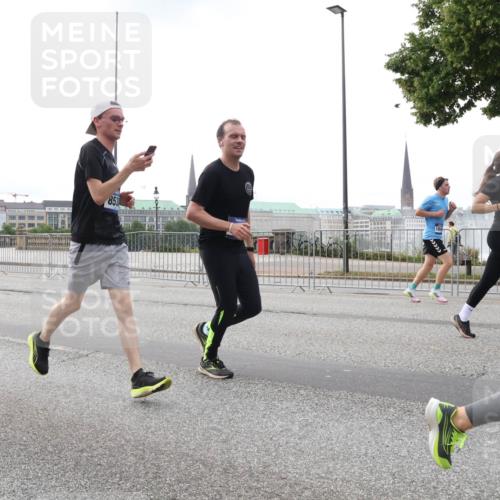 29.06.2025 - hella hamburg halbmarathon Lena Gebhardt http://msf.ph/oto/8462275 29.06.2025 10:32:03 Lombardsbrücke 85, 1235, 1311, 1373, 1844, 1879, 1987, 2349, 2384, 2672, 2831, 2832, 2943, 3022, 3221, 3239, 3358, 3396, 3397, 3424, 3571, 3681, 3707, 3751, 3752, 3778, 3822, 4314, 4365, 4605, 4877, 4924, 4953, 5156, 5496, 5601, 5658, 5743, 5965, 6160, 6218, 6252, 6573, 6640, 6718, 6727, 7135, 7239, 7295, 7334, 7344, 7535, 7570, 7695, 7789, 7816, 7898, 8124, 8175, 8304, 8538, 8620, 8787, 8806, 9078, 9104, 9125, 9206, 9478, 9812, 9883, 10240 meine-sportfotos.de