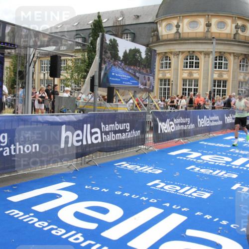 29.06.2025 - hella hamburg halbmarathon Michael Strokosch http://msf.ph/oto/8462287 29.06.2025 10:33:10 Ziel 1910, 6473, 14276, 17802 meine-sportfotos.de