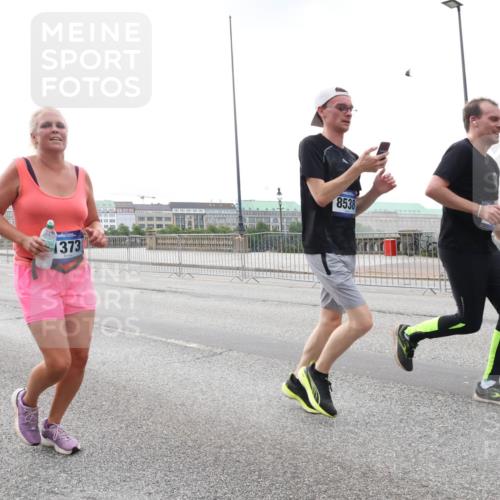 29.06.2025 - hella hamburg halbmarathon Lena Gebhardt http://msf.ph/oto/8462295 29.06.2025 10:32:03 Lombardsbrücke 3239, 373, 8538, 1235, 1311, 1373, 1844, 1879, 1987, 2349, 2384, 2672, 2831, 2832, 2943, 3022, 3221, 3239, 3358, 3396, 3397, 3424, 3571, 3681, 3707, 3751, 3752, 3778, 3822, 4314, 4365, 4605, 4877, 4924, 4953, 5156, 5496, 5601, 5658, 5743, 5965, 6160, 6218, 6252, 6573, 6640, 6718, 6727, 7135, 7239, 7295, 7334, 7344, 7535, 7570, 7695, 7789, 7816, 7898, 8124, 8175, 8304, 8538, 8620, 8787, 8806, 9078, 9104, 9125, 9206, 9478, 9812, 9883, 10240 meine-sportfotos.de
