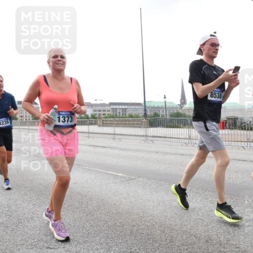 29.06.2025 - hella hamburg halbmarathon Lena Gebhardt http://msf.ph/oto/8462341 29.06.2025 10:32:03 Lombardsbrücke 3239, 1373, 8538, 72, 1235, 1311, 1373, 1844, 1879, 1987, 2349, 2384, 2672, 2831, 2832, 2943, 3022, 3221, 3239, 3358, 3396, 3397, 3424, 3571, 3681, 3707, 3751, 3752, 3778, 3822, 4314, 4365, 4605, 4877, 4924, 4953, 5156, 5496, 5601, 5658, 5743, 5965, 6160, 6218, 6252, 6573, 6640, 6718, 6727, 7135, 7239, 7295, 7334, 7344, 7535, 7570, 7695, 7789, 7816, 7898, 8124, 8175, 8304, 8538, 8620, 8787, 8806, 9078, 9104, 9125, 9206, 9478, 9812, 9883, 10240 meine-sportfotos.de