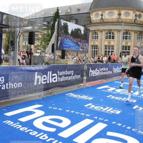 29.06.2025 - hella hamburg halbmarathon Michael Strokosch http://msf.ph/oto/8462344 29.06.2025 10:33:11 Ziel 1910, 6473, 14276, 17802 meine-sportfotos.de