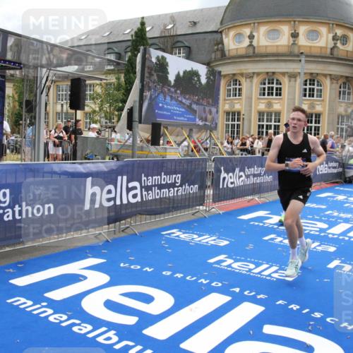 29.06.2025 - hella hamburg halbmarathon Michael Strokosch http://msf.ph/oto/8462381 29.06.2025 10:33:11 Ziel 1910, 6473, 14276, 17802 meine-sportfotos.de