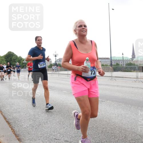 29.06.2025 - hella hamburg halbmarathon Lena Gebhardt http://msf.ph/oto/8462386 29.06.2025 10:32:03 Lombardsbrücke 3239, 73, 1235, 1311, 1373, 1844, 1879, 1987, 2349, 2384, 2672, 2831, 2832, 2943, 3022, 3221, 3239, 3358, 3396, 3397, 3424, 3571, 3681, 3707, 3751, 3752, 3778, 3822, 4314, 4365, 4605, 4877, 4924, 4953, 5156, 5496, 5601, 5658, 5743, 5965, 6160, 6218, 6252, 6573, 6640, 6718, 6727, 7135, 7239, 7295, 7334, 7344, 7535, 7570, 7695, 7789, 7816, 7898, 8124, 8175, 8304, 8538, 8620, 8787, 8806, 9078, 9104, 9125, 9206, 9478, 9812, 9883, 10240 meine-sportfotos.de