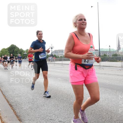 29.06.2025 - hella hamburg halbmarathon Lena Gebhardt http://msf.ph/oto/8462420 29.06.2025 10:32:03 Lombardsbrücke 3239, 73, 1235, 1311, 1373, 1844, 1879, 1987, 2349, 2384, 2672, 2831, 2832, 2943, 3022, 3221, 3239, 3358, 3396, 3397, 3424, 3571, 3681, 3707, 3751, 3752, 3778, 3822, 4314, 4365, 4605, 4877, 4924, 4953, 5156, 5496, 5601, 5658, 5743, 5965, 6160, 6218, 6252, 6573, 6640, 6718, 6727, 7135, 7239, 7295, 7334, 7344, 7535, 7570, 7695, 7789, 7816, 7898, 8124, 8175, 8304, 8538, 8620, 8787, 8806, 9078, 9104, 9125, 9206, 9478, 9812, 9883, 10240 meine-sportfotos.de