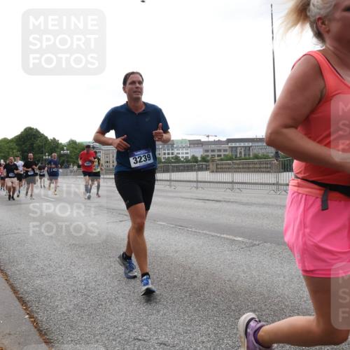 29.06.2025 - hella hamburg halbmarathon Lena Gebhardt http://msf.ph/oto/8462440 29.06.2025 10:32:03 Lombardsbrücke 3239, 1235, 1311, 1373, 1844, 1879, 1987, 2349, 2384, 2672, 2831, 2832, 2943, 3022, 3221, 3239, 3358, 3396, 3397, 3424, 3571, 3681, 3707, 3751, 3752, 3778, 3822, 4314, 4365, 4605, 4877, 4924, 4953, 5156, 5496, 5601, 5658, 5743, 5965, 6160, 6218, 6252, 6573, 6640, 6718, 6727, 7135, 7239, 7295, 7334, 7344, 7535, 7570, 7695, 7789, 7816, 7898, 8124, 8175, 8304, 8538, 8620, 8787, 8806, 9078, 9104, 9125, 9206, 9478, 9812, 9883, 10240 meine-sportfotos.de