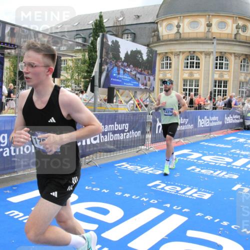 29.06.2025 - hella hamburg halbmarathon Michael Strokosch http://msf.ph/oto/8462442 29.06.2025 10:33:12 Ziel 1910, 6473, 14276, 17802 meine-sportfotos.de