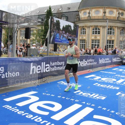 29.06.2025 - hella hamburg halbmarathon Michael Strokosch http://msf.ph/oto/8462468 29.06.2025 10:33:12 Ziel 1910, 6473, 14276, 17802 meine-sportfotos.de