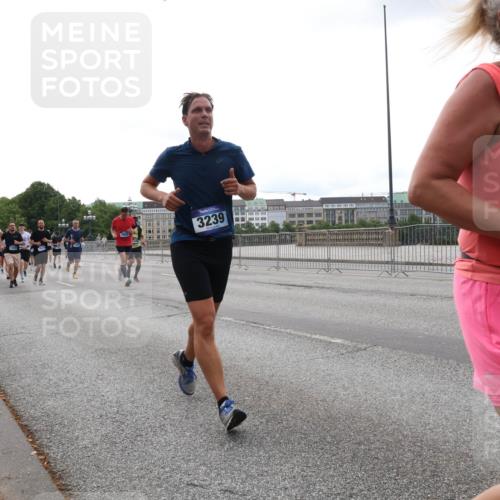29.06.2025 - hella hamburg halbmarathon Lena Gebhardt http://msf.ph/oto/8462483 29.06.2025 10:32:04 Lombardsbrücke 3239, 1235, 1311, 1373, 1844, 1879, 1987, 2349, 2384, 2672, 2831, 2832, 2943, 3022, 3221, 3239, 3358, 3396, 3397, 3424, 3571, 3681, 3707, 3751, 3752, 3778, 3822, 4314, 4365, 4605, 4877, 4924, 5156, 5496, 5601, 5658, 5743, 5965, 6160, 6218, 6252, 6640, 6718, 6727, 7135, 7239, 7295, 7334, 7344, 7535, 7570, 7695, 7789, 7816, 7898, 8124, 8175, 8304, 8538, 8620, 8787, 8806, 8914, 9078, 9104, 9125, 9206, 9478, 9812, 9883 meine-sportfotos.de