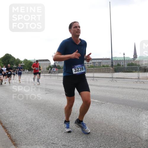 29.06.2025 - hella hamburg halbmarathon Lena Gebhardt http://msf.ph/oto/8462501 29.06.2025 10:32:04 Lombardsbrücke 3239, 1235, 1311, 1373, 1844, 1879, 1987, 2349, 2384, 2672, 2831, 2832, 2943, 3022, 3221, 3239, 3358, 3396, 3397, 3424, 3571, 3681, 3707, 3751, 3752, 3778, 3822, 4314, 4365, 4605, 4877, 4924, 5156, 5496, 5601, 5658, 5743, 5965, 6160, 6218, 6252, 6640, 6718, 6727, 7135, 7239, 7295, 7334, 7344, 7535, 7570, 7695, 7789, 7816, 7898, 8124, 8175, 8304, 8538, 8620, 8787, 8806, 8914, 9078, 9104, 9125, 9206, 9478, 9812, 9883 meine-sportfotos.de