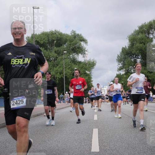 29.06.2025 - hella hamburg halbmarathon Luisa Fischer http://msf.ph/oto/8462581 29.06.2025 10:39:48 Kennedybrücke 2425, 11672, 2870, 3699, 8581, 10, 3401, 1008, 1010, 3401, 3699, 4245, 5540, 5809, 6184, 6417, 7632, 8581, 9432, 9806, 10487, 10531, 10577 meine-sportfotos.de